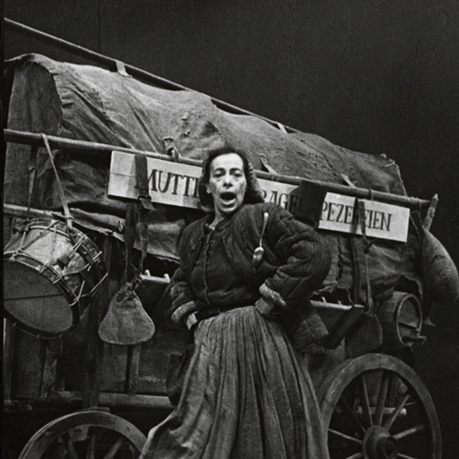 Helene Weigel, de vrouw van Bertolt Brecht, als Moeder Courage in de filmadaptatie (1961)